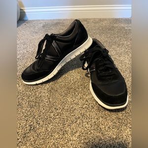 Women’s Vionic Black Sneaker Size 9 ** READ